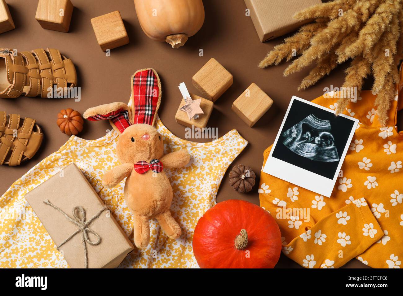 Bald verfügbar Baby-Konzept mit Buchstabenbrett Stockfoto