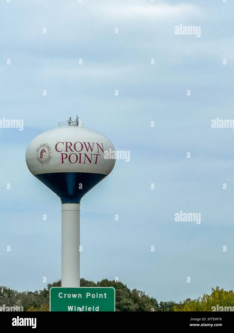 Wasserturm von Crown Point, Indiana vor bewölktem Himmel. Crown Point, IN USA, 8. Oktober 2026 - Smartphone-aufgenommenes Stockfoto