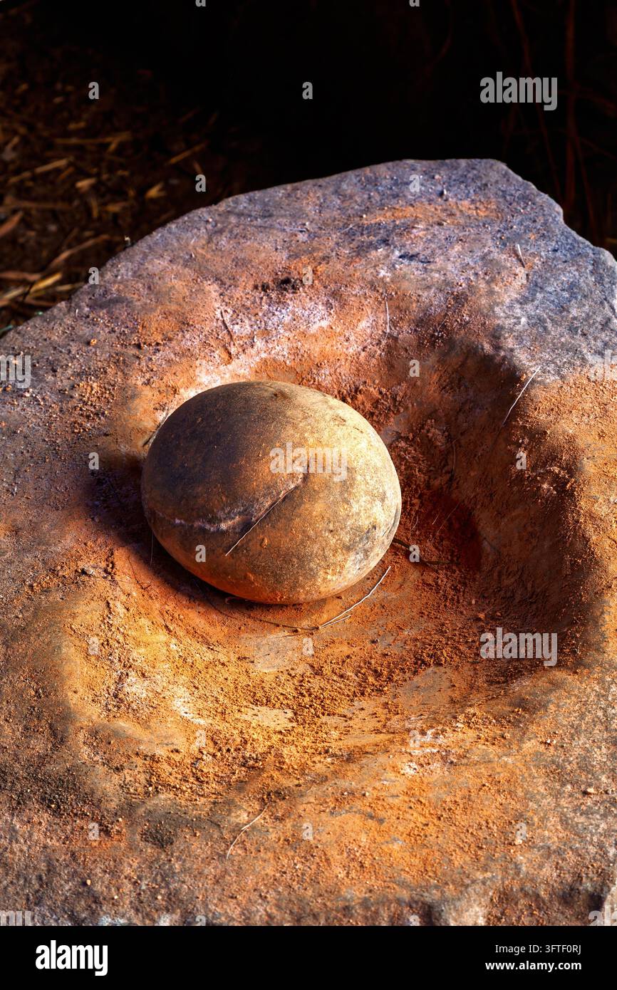 Prähistorischer Handmahlstein zum Mahlen von Getreide Stockfoto