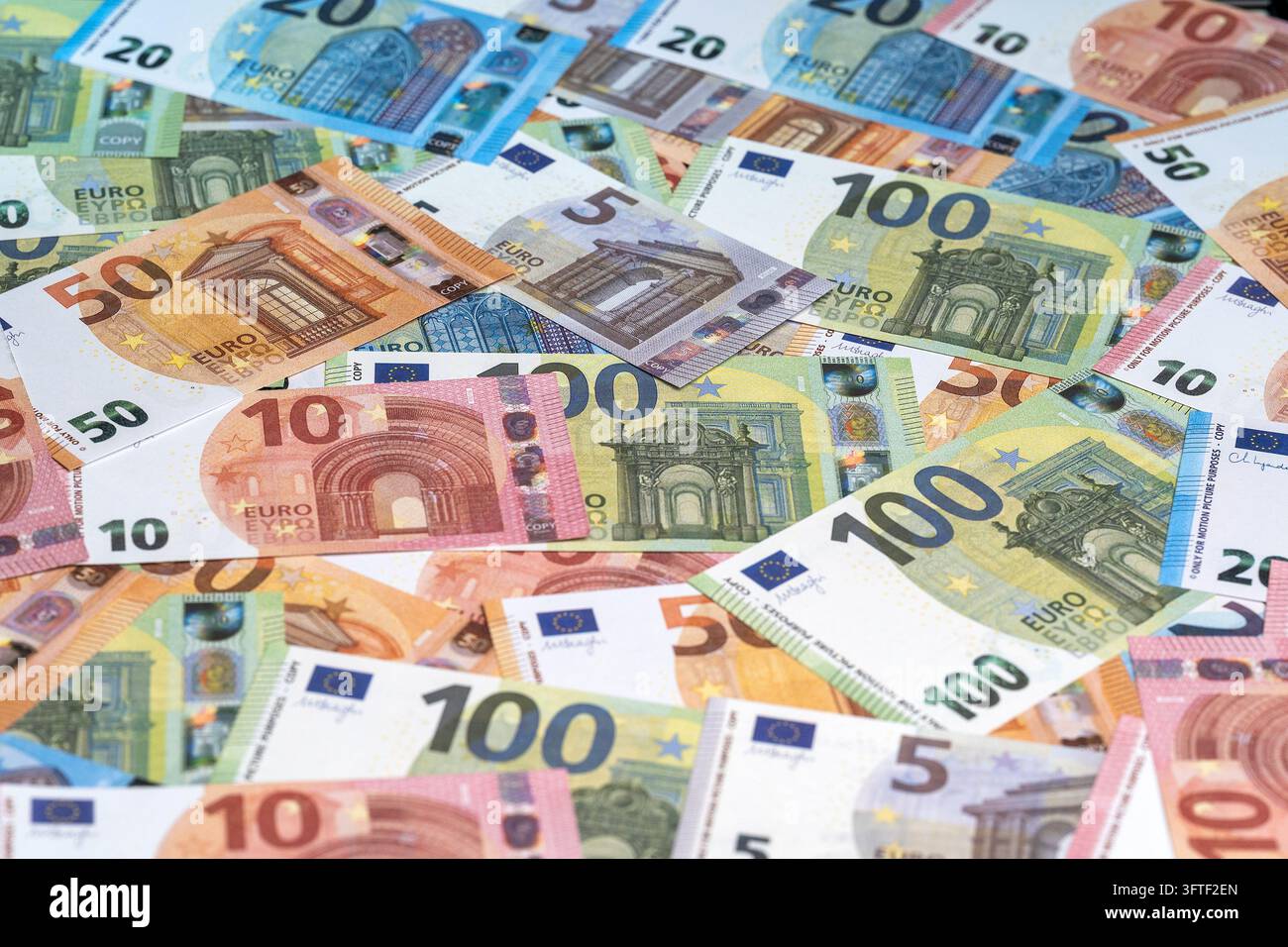 Flach liegende Euroscheine mit den Stückelungen von 5 Euro, 10 Euro, 20 Euro, 50 Euro und 100 Euro. +++ Kein echtes Geld +++ Stockfoto