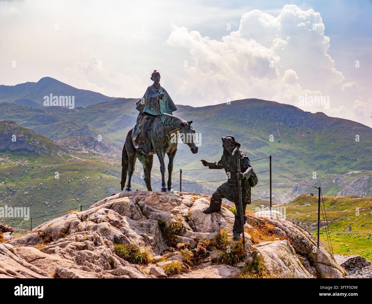 Airolo, Schweiz - 17.07.2015: Detailreiches Bronzedenkmal des Generals Suvorov zu Pferde und eines Führers auf felsigem Gelände in den Schweizer Alpen Stockfoto