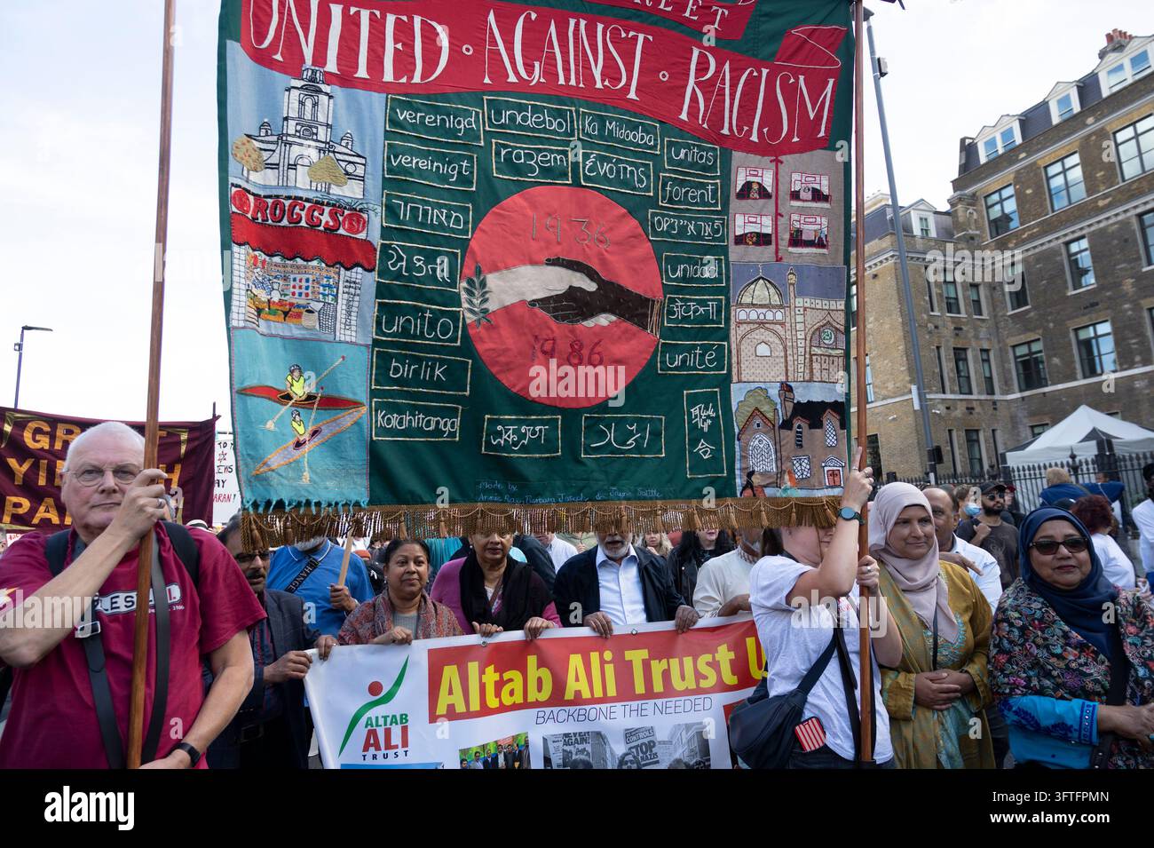 Am 4. Oktober 2026 marschierten Menschen durch Tower Hamlets, um den 90. Jahrestag der Niederlage der Faschisten in der Schlacht von Cable Street zu feiern Stockfoto