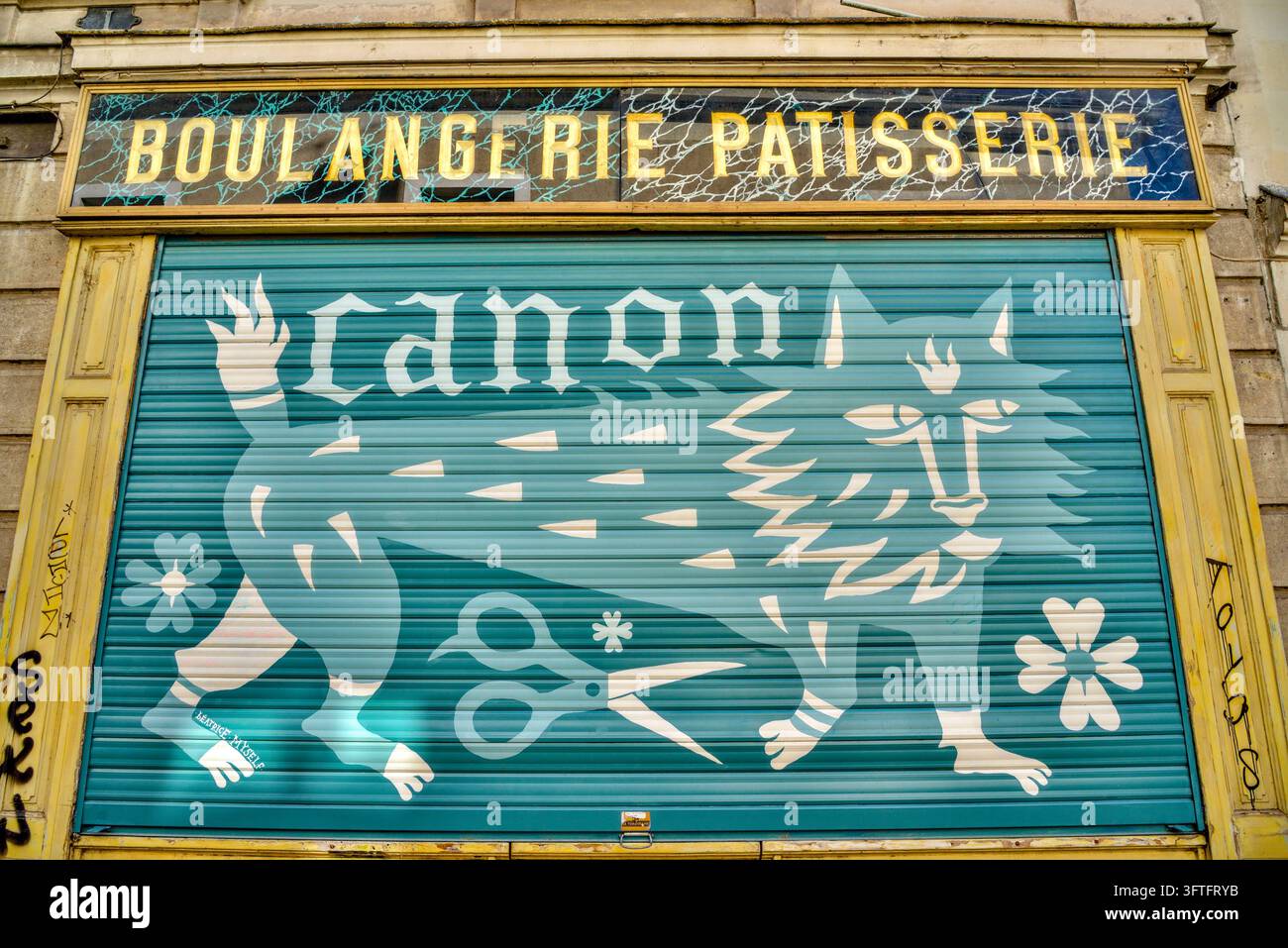 Kunstwerk von Béatrice Myself eines mythischen Tieres – Wolf – auf Metallrollläden eines Canon-Geschäftsfensters (ehemalige Bäckerei) – Tours, Indre-et-Loire (37), Frankreich. Stockfoto