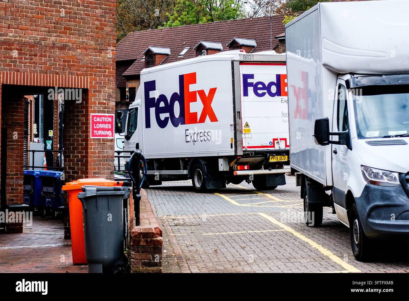 London, UK, 15. Oktober 2026, Seitenansicht eines weißen Fed Ex Express-Lieferwagens, der auf einer Straße geparkt ist Stockfoto