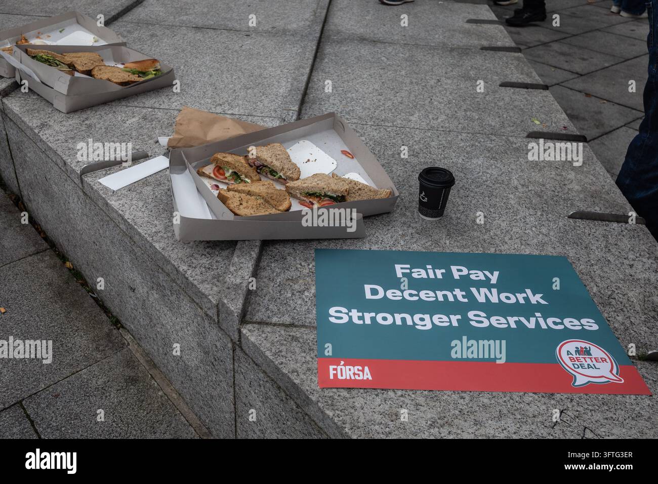 DUBLIN, IRLAND, 14. OKTOBER 2026: Öffentliche Bedienstete nehmen an einem landesweiten 24-Stunden-Streik in Dublin teil, mitten in einem Streit über die Verhandlungen für eine neue Entgelttabelle im öffentlichen Dienst. Die Aktion betrifft Lehrer, Gesundheitsdienstleister und Beamte, wodurch Schulen und öffentliche Dienste gestört werden, während die Notfallversorgung weiterhin sichergestellt ist. Foto von Nadia Caimi / JNA Press. (Foto von Nadia Caimi/JNA Press über Nexpher Images) Stockfoto