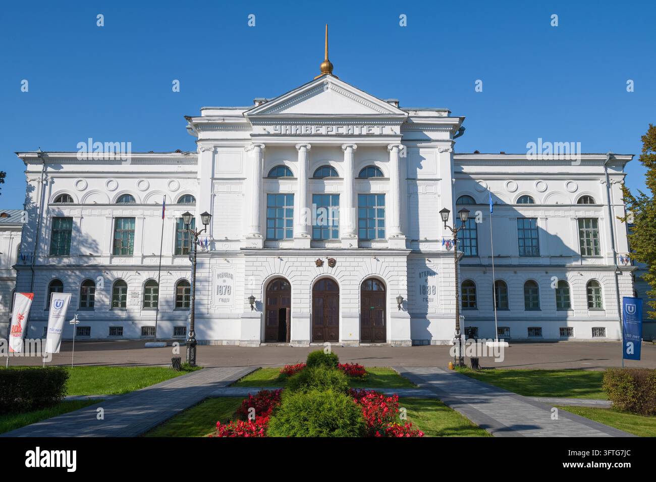 TOMSK, RUSSLAND - 15. SEPTEMBER 2025: Die Fassade des alten Gebäudes der Tomsker Universität an einem sonnigen Septembertag. Tomsk Stockfoto