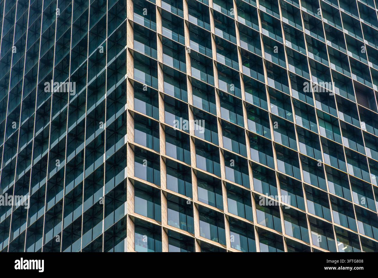 Architektonische Textur, abstrakter urbaner Hintergrund, Fassadenmuster, strukturelle Geometrie. Kantiger Eckpunkt eines modernen Gebäudes in Shenzhen, China, bildet Stockfoto