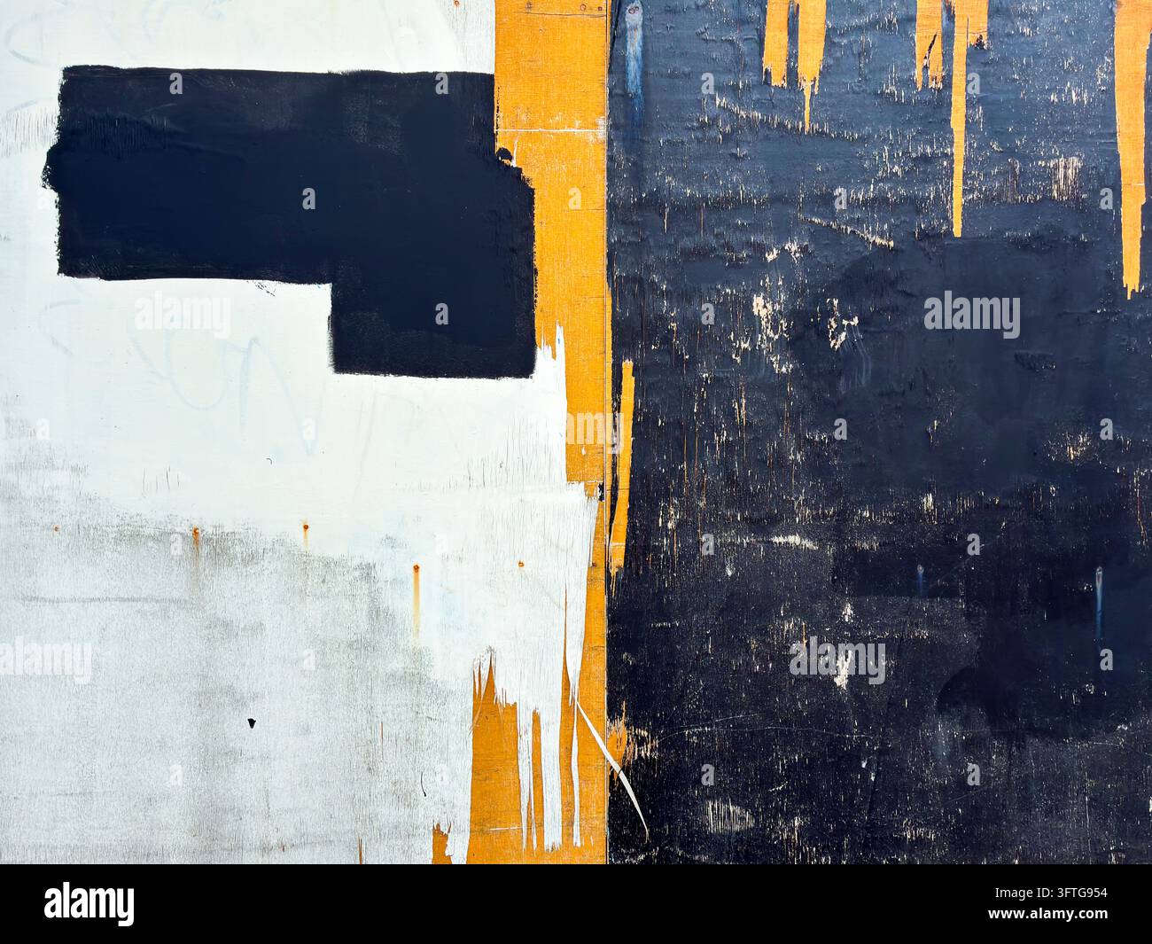 Abblätternde und rissige orangefarbene, weiße und schwarze Farbe auf einer Werbetafel um eine Baustelle, London, UK Stockfoto