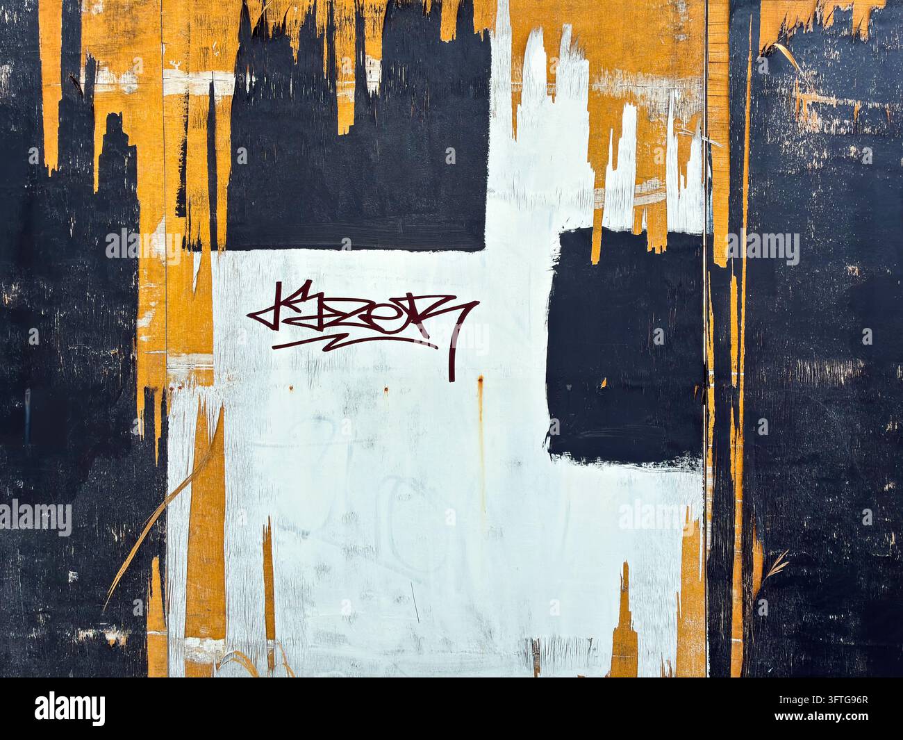 Schälende und rissige orangefarbene, weiße und schwarze Farbe sowie Graffiti auf einer Werbetafel, die eine Baustelle in London, UK, umgibt Stockfoto