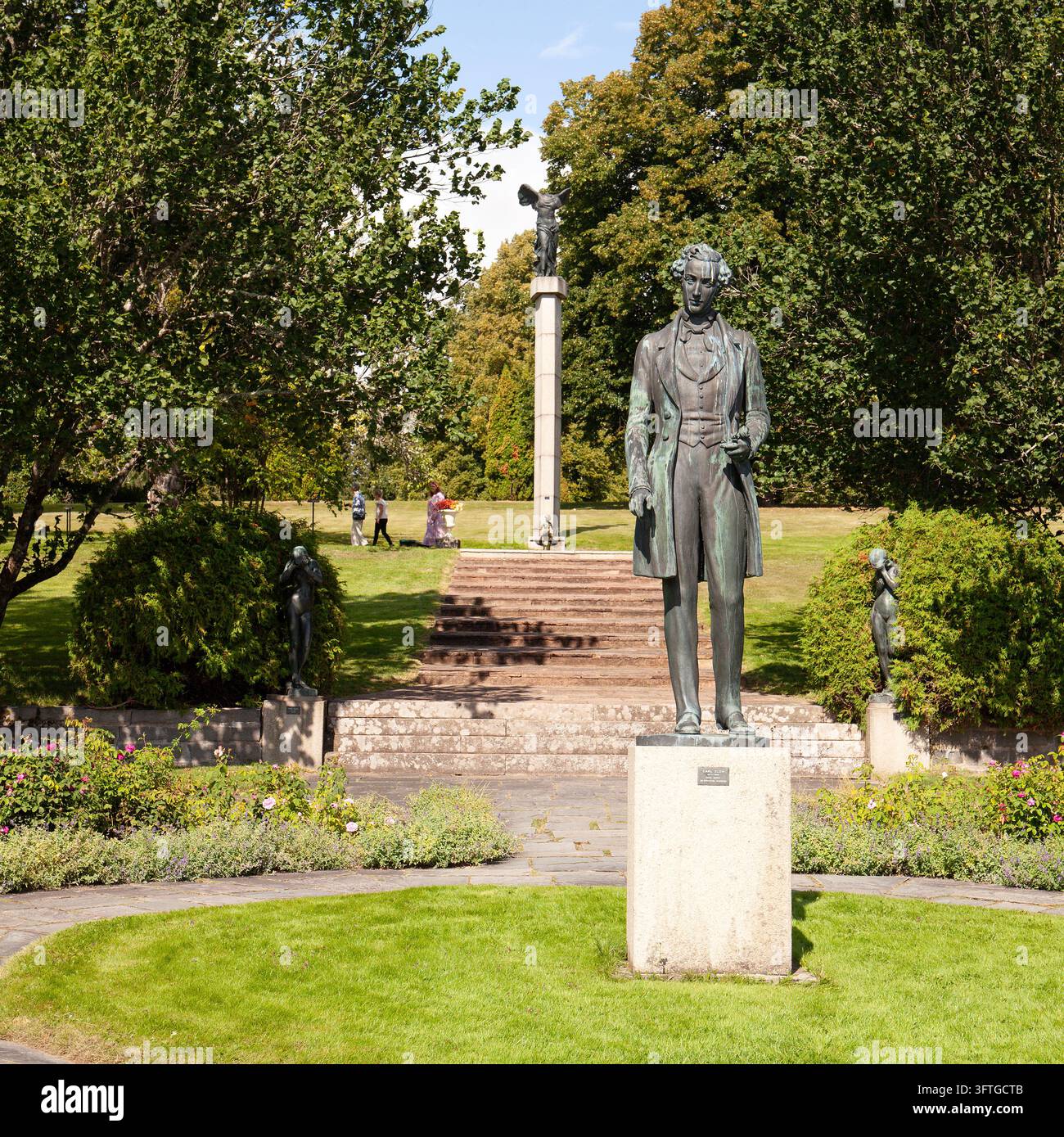 Rottneros, Schweden – 22. August 2026: Prinz Gustaf, der Schöpfer unseres Studentenliedes. Hinter ihm sind „Eva“ und „Linnea“ – alle drei von Carl Eldh. Unident Stockfoto