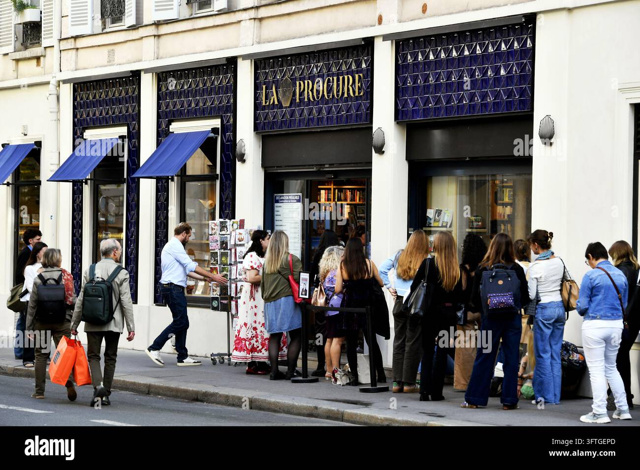Die Schaufensterfront von La Procure, einem historischen religiösen und allgemeinen Buchladen, der sich in der 3 Rue de Mézières im 6. Arrondissement von Paris befindet Stockfoto