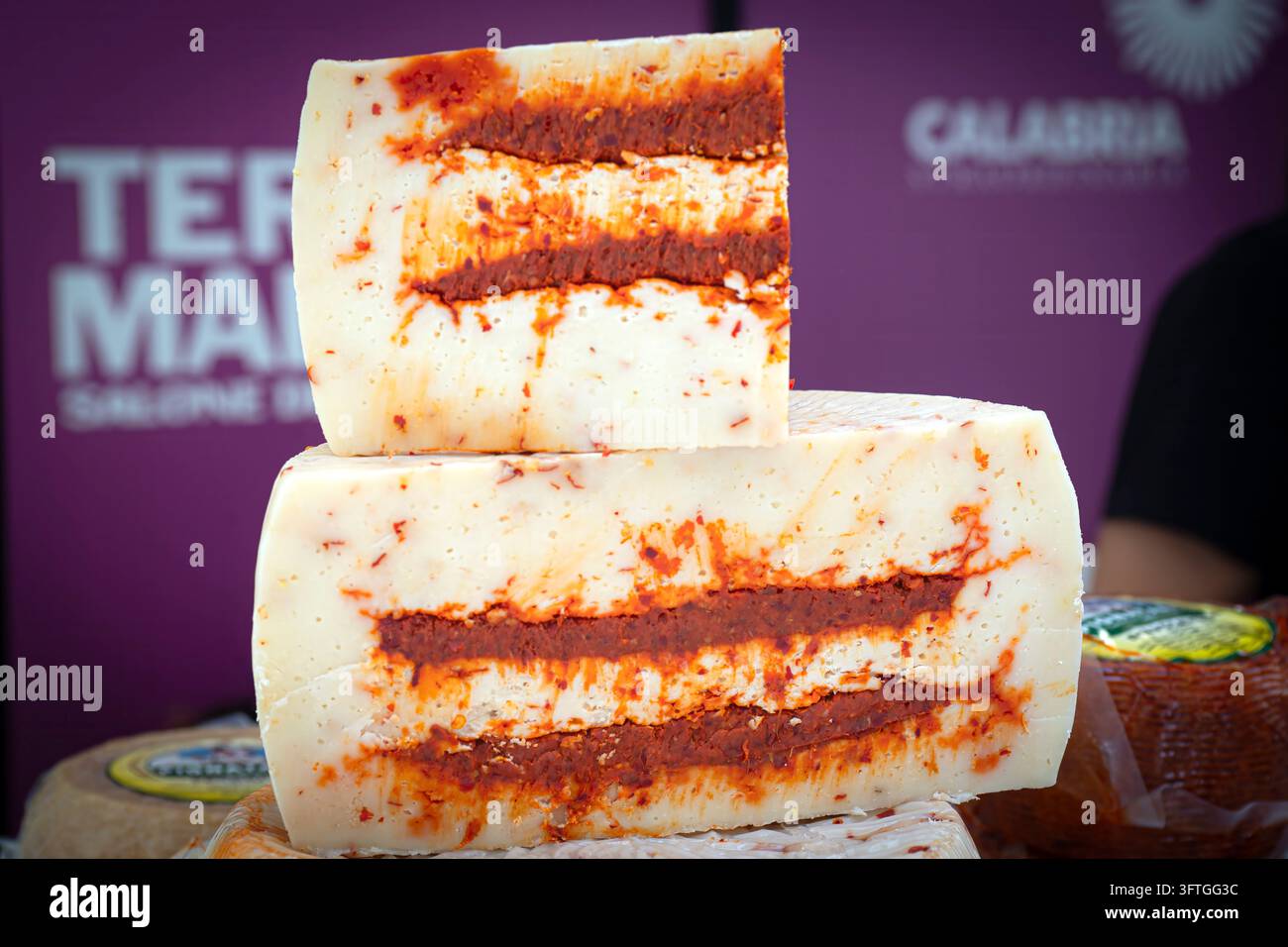 Kalabrischer Käse mit 'nduja, der cremige Textur und scharfen Geschmack in einer traditionellen süditalienischen Spezialität vereint Stockfoto