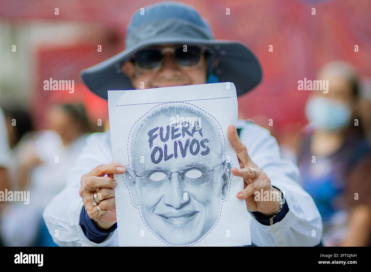 Eine Frau hält ein Protestplakat mit der Aufschrift „Fuera Olivos“ während eines Gewerkschaftsmarsches von IMSS-Arbeitern, die eine Gehaltserhöhung um 10 Prozent fordern Stockfoto