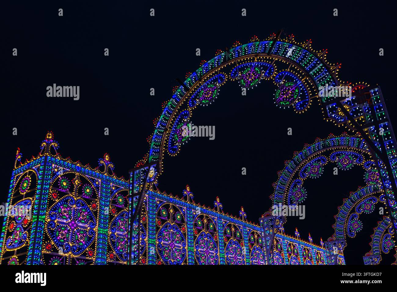 Beleuchtete dekorative Lichtbögen im Hyde Park Winter Wonderland in London, England. Weihnachten in London Stockfoto