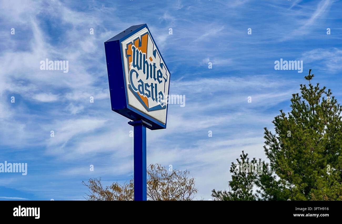 White Castle Fast-Food-Restaurant-Schild vor einem hellblauen Himmel mit fädigen Wolken. 6. Oktober 2025. Merrillville, IN USA - Smartphone-aufgenommenes Stockfoto