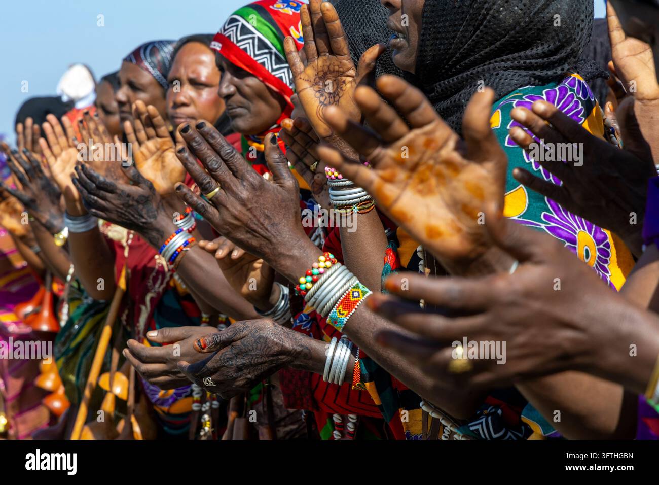 Frauen des Rendille-Stammes klatschen mit mit Henna verzierten Händen auf dem Lake Turkana Cultural Festival, Marsabit County, Loiyangalani, Kenia Stockfoto