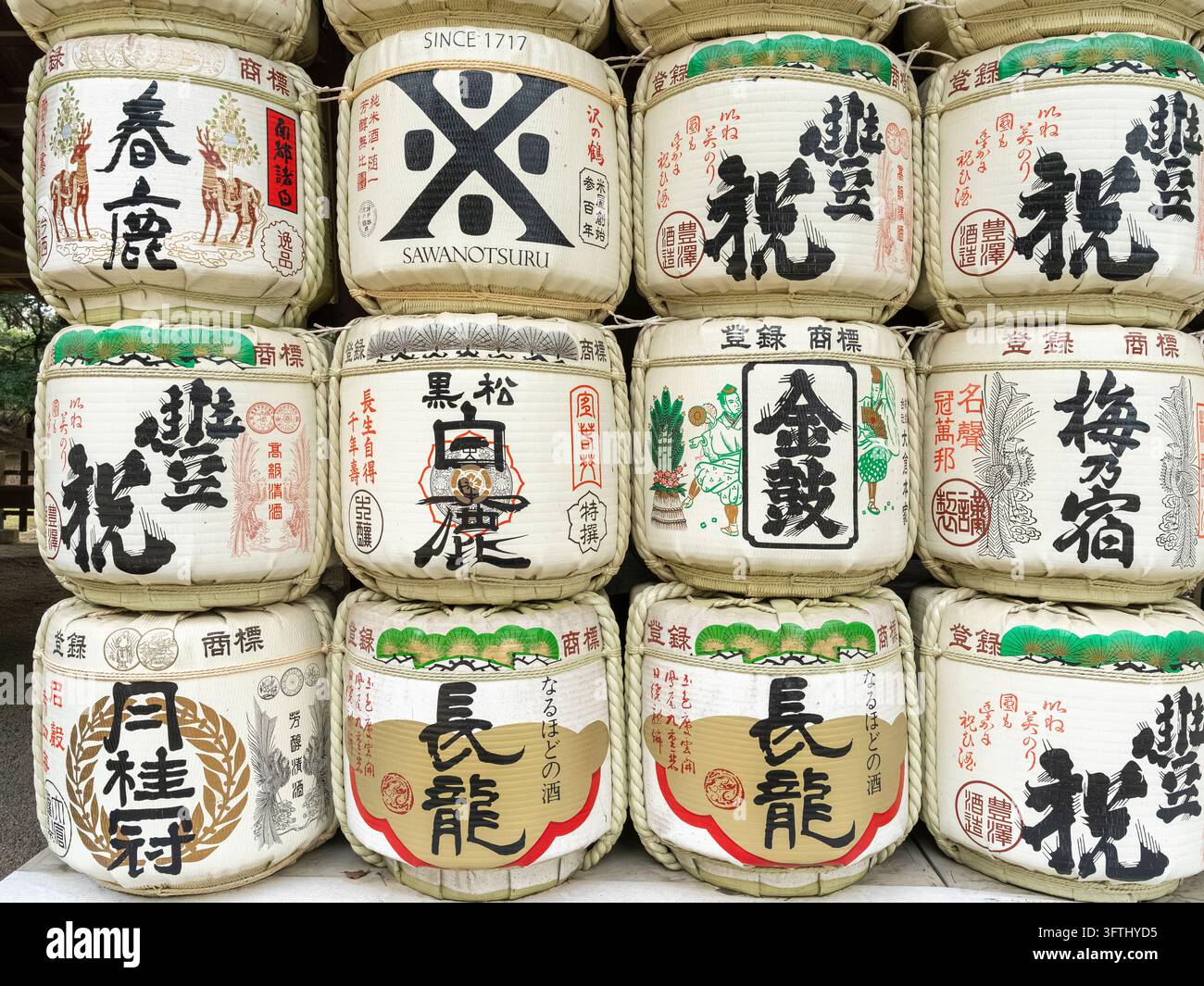 Nahaufnahme von gestapelten traditionellen japanischen Sakefässern mit dekorativer Schrift in Nara, Japan Stockfoto