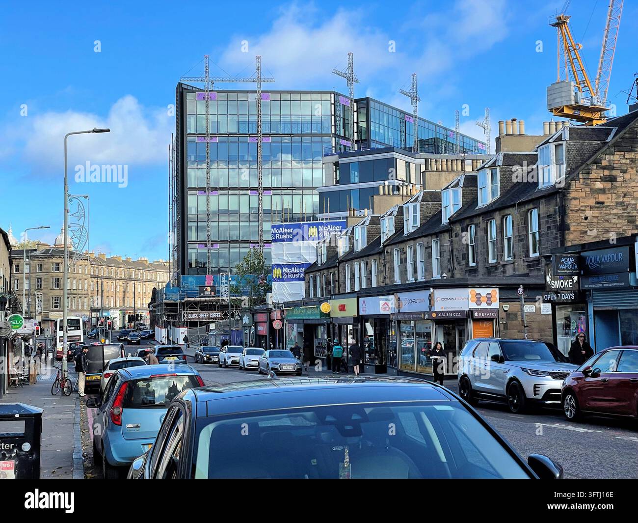 Ein Blick die Dalry Road hinunter nach Haymarket und zur Bebauung am Haymarket Square, Edinburgh, Schottland, UK. Oktober 2026. - Smartphone-aufgenommenes Stockfoto