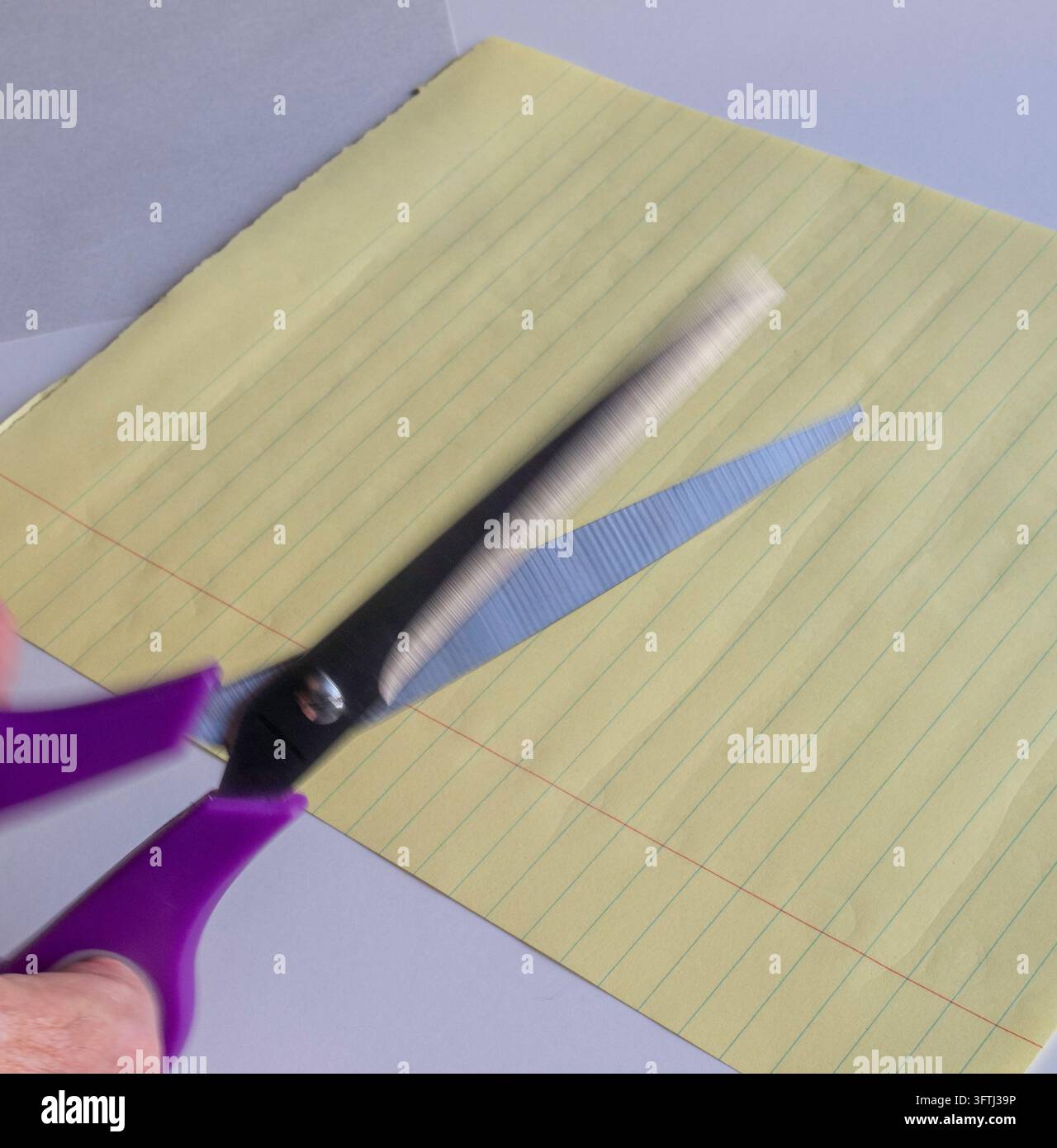 Nahaufnahme von Metallscheren, die Papier schneiden, Bewegungsunschärfe, USA, 2026 Stockfoto