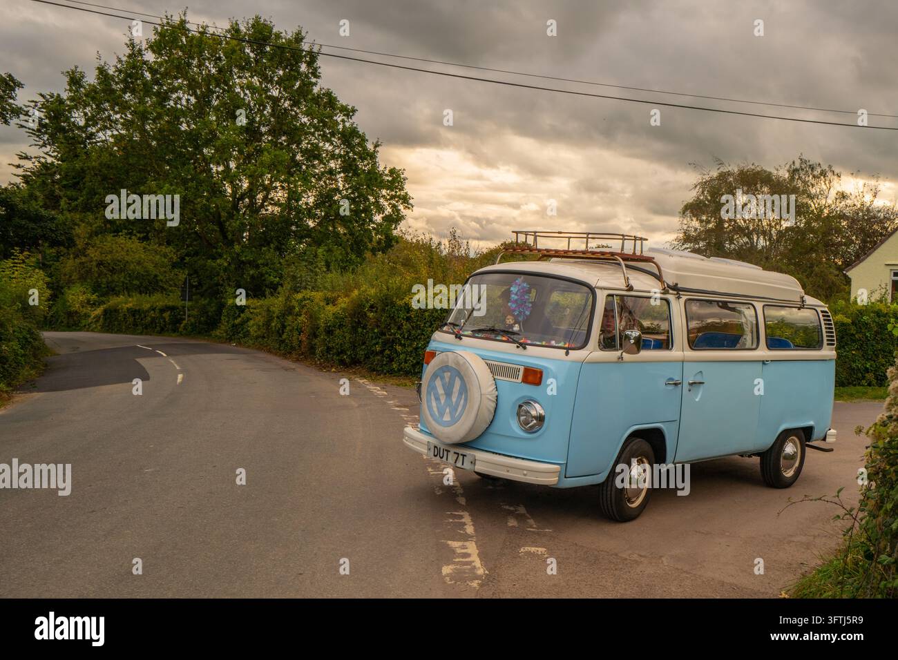 Oktober 2026 - Klassischer Retro-Volkswagen T2-Camper in Blau Stockfoto