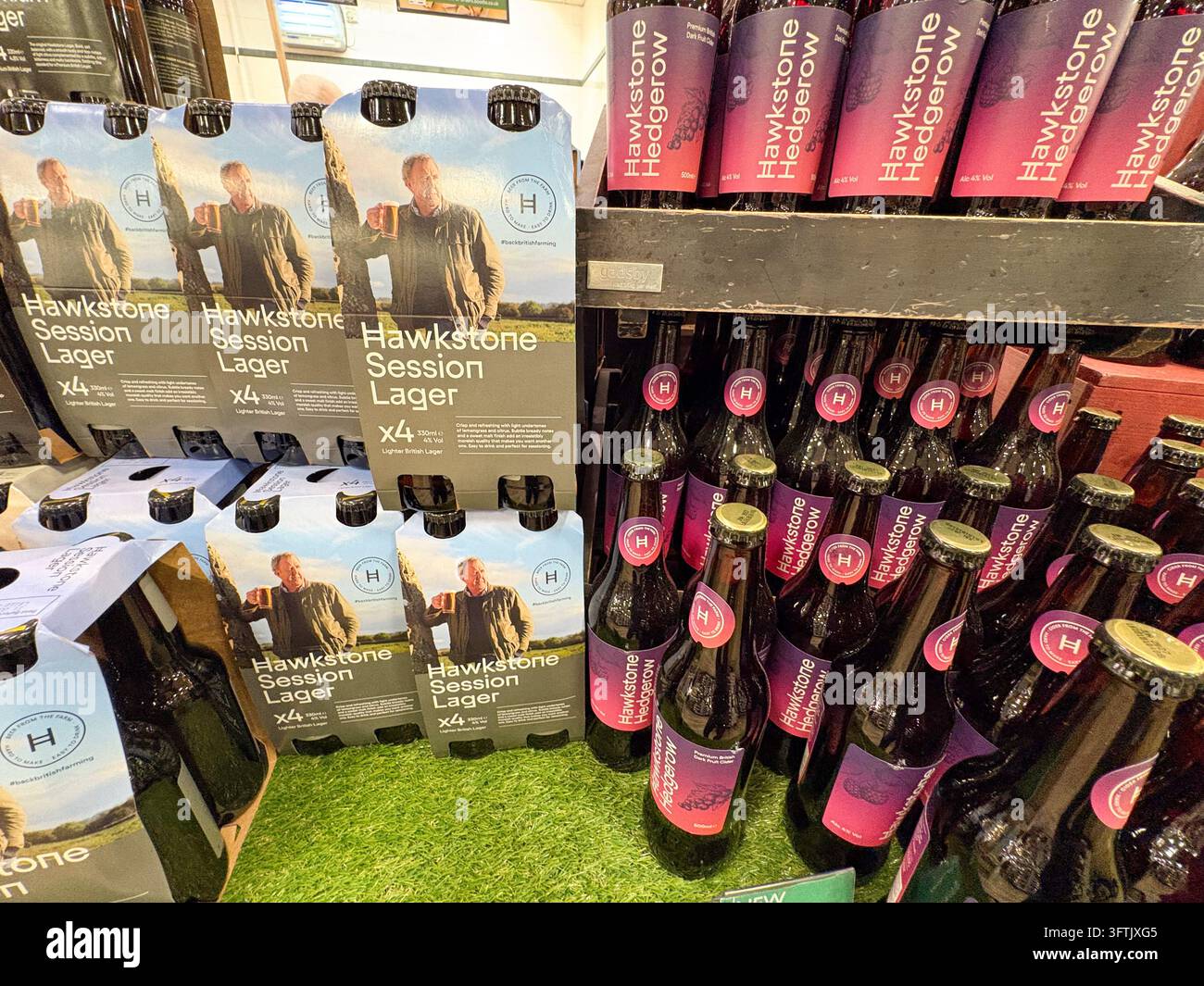 Jeremy Clarkson Hawkstone Session Lager und Hawkstone Hecken Obstwein in Flaschen zum Verkauf in einem Booths-Supermarkt, Keswick, England, UK Stockfoto