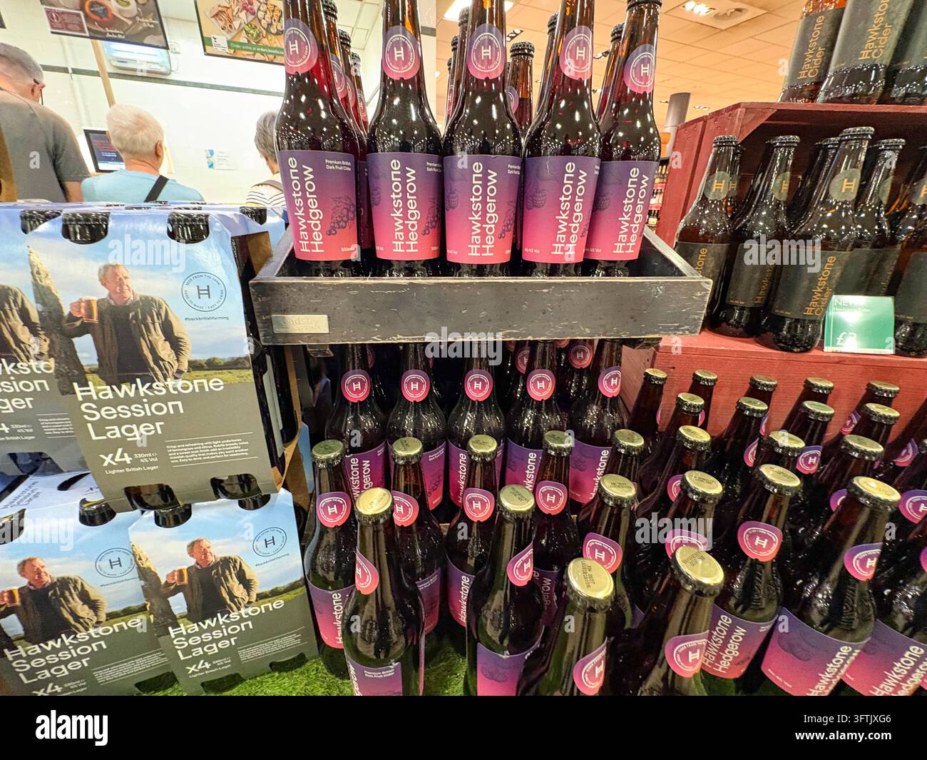 Jeremy Clarkson Hawkstone Session Lager und Hawkstone Hecken Obstwein in Flaschen zum Verkauf in einem Booths-Supermarkt, Keswick, England, UK Stockfoto