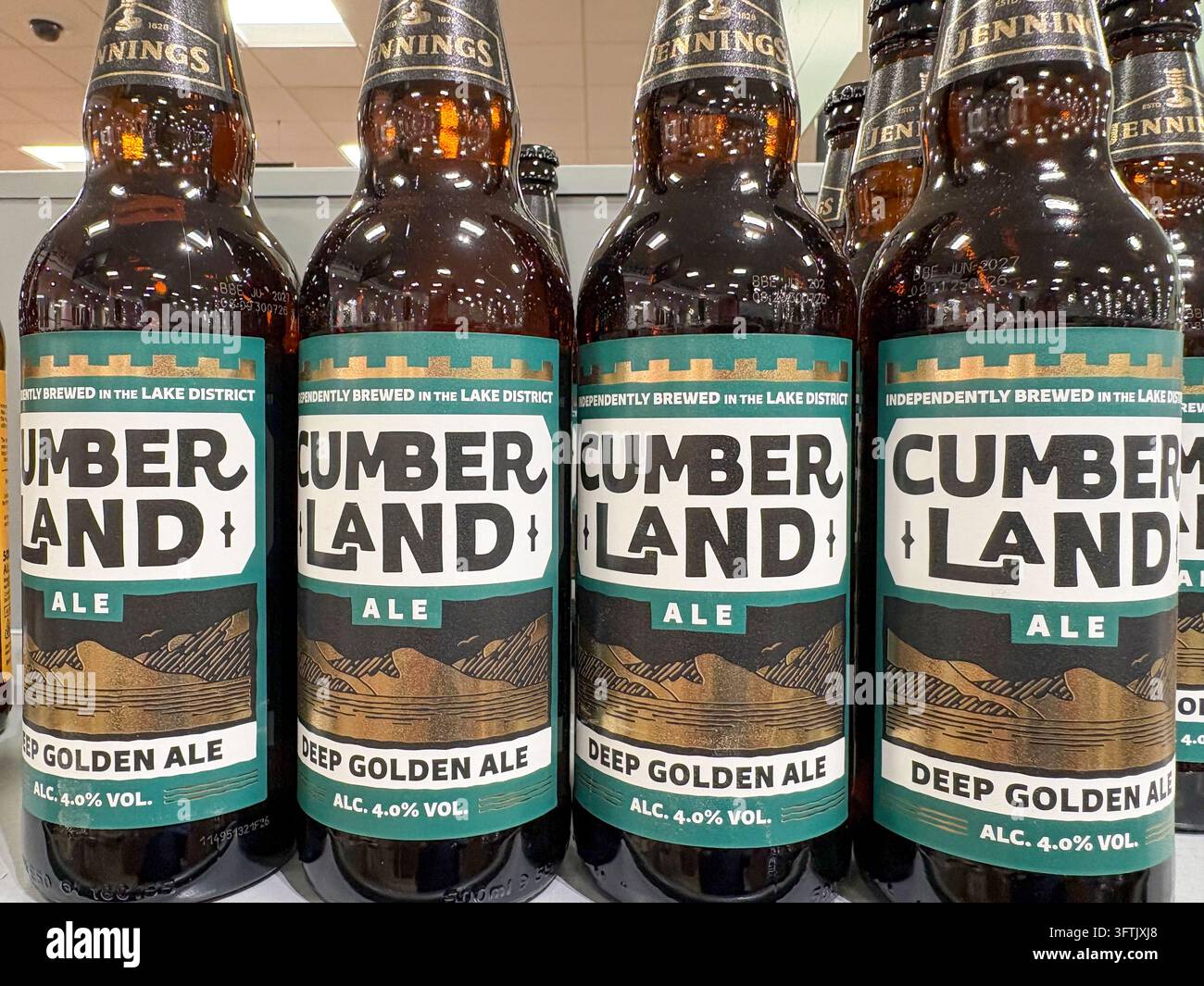 Jennings Cumberland Golden Ale in Flaschen zum Verkauf im Supermarkt Booths, Keswick, Lake District, England, UK Stockfoto