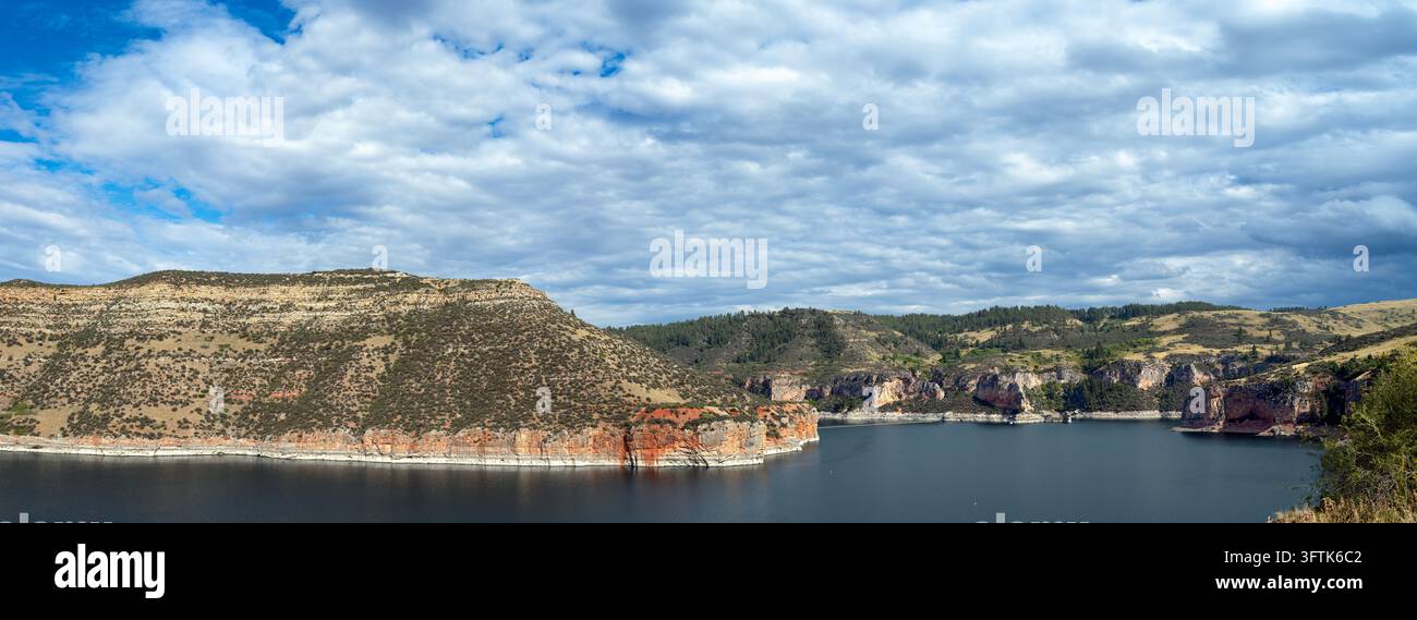 Panorama der farbenfrohen Klippen, die den Bighorn Lake in der Nähe der Okebah Marina bei Fort Smith in Montana, USA, umgeben Stockfoto