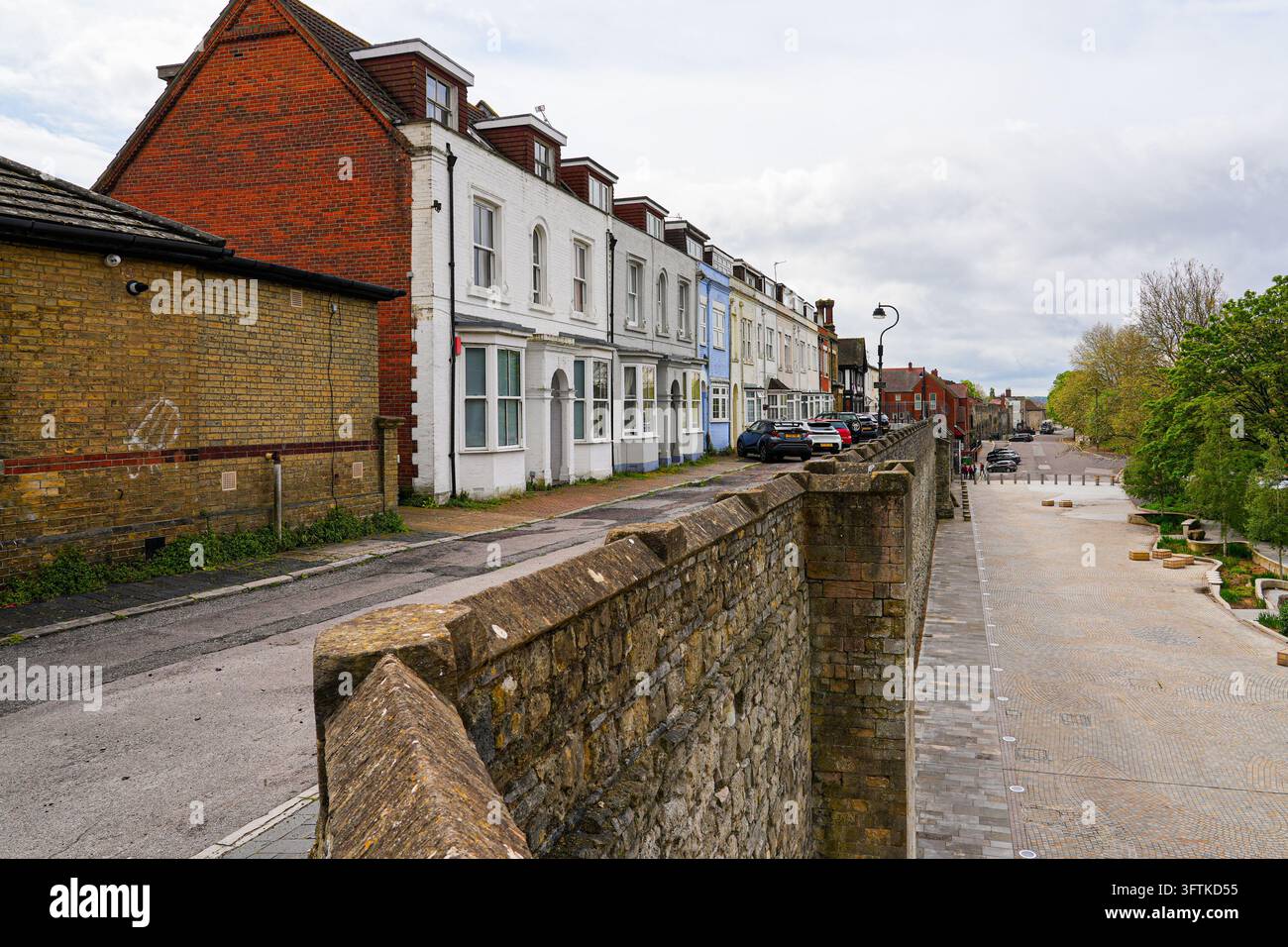 Reihe von historischen Häusern in der Forest View Street, die parallel zu den historischen mittelalterlichen Steinmauern der Stadt Southampton in England verläuft Stockfoto