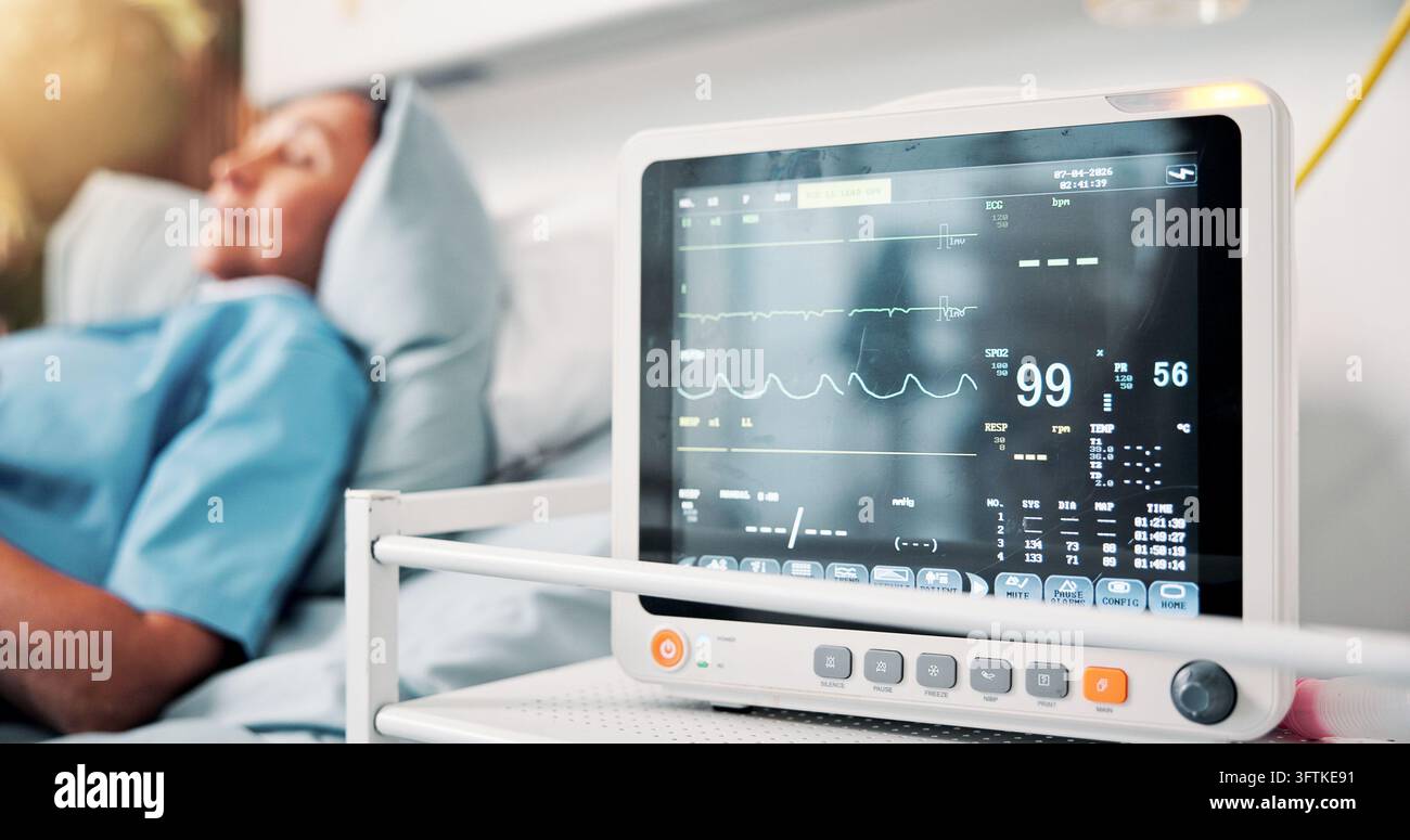 Krankenhausbett, Bildschirm und Maschine mit Werten für die Gesundheit des Patienten, Vitalzeichen und Monitor zur Überwachung der Genesung. Gesundheitsversorgung, Frau und EKG-Gerät für Stockfoto