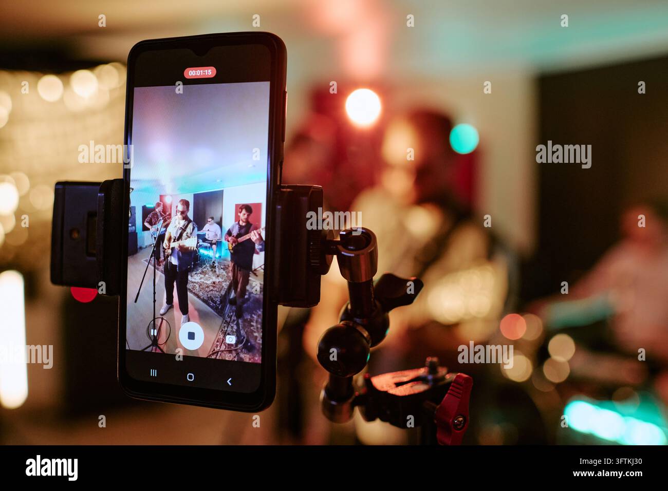 Rockband spielt Musik während des Live-Streams mit einem Smartphone Stockfoto