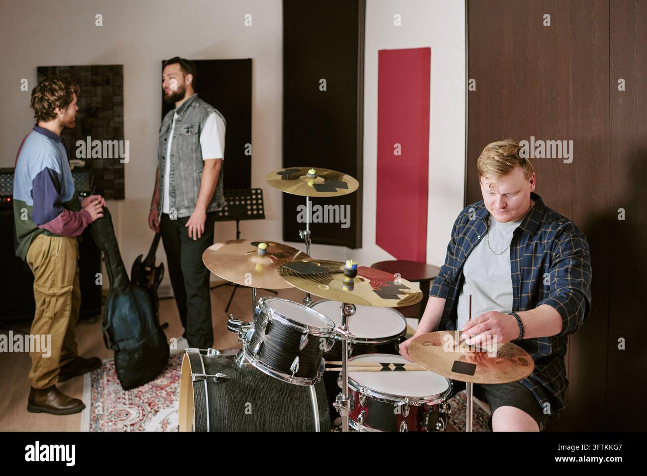 Männer in einer Musikband proben und bereiten Instrumente vor Stockfoto