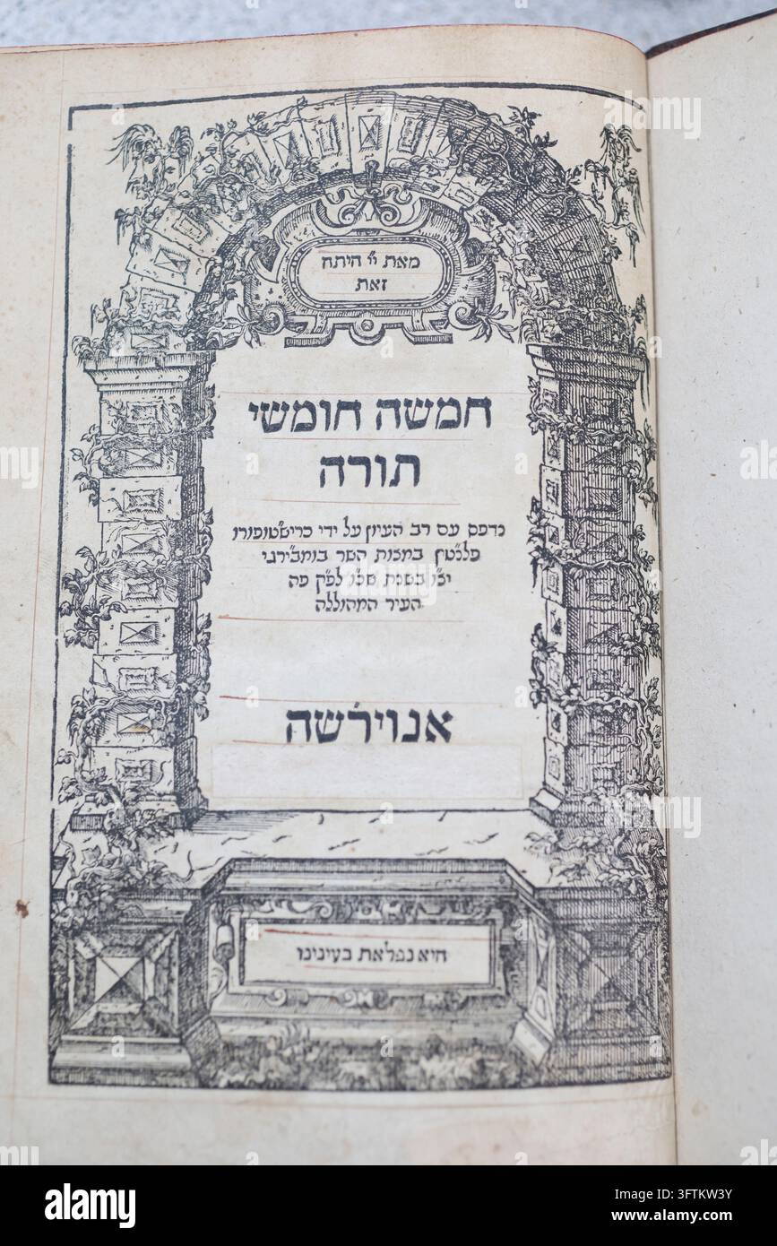 Diese antike Titelseite, gedruckt in Hebräisch, zeigt einen religiösen Text, der in einem architektonischen Portikus gesetzt ist, der fein auf das Papier graviert wurde Stockfoto