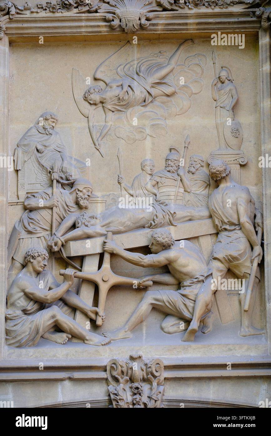 Basilika St. Vinzenz, Metz, Moselle, Frankreich. Dieses in Stein gemeißelte Relief zeigt das Martyrium des heiligen Vinzenz, während er auf einem Folterinstrument liegt Stockfoto