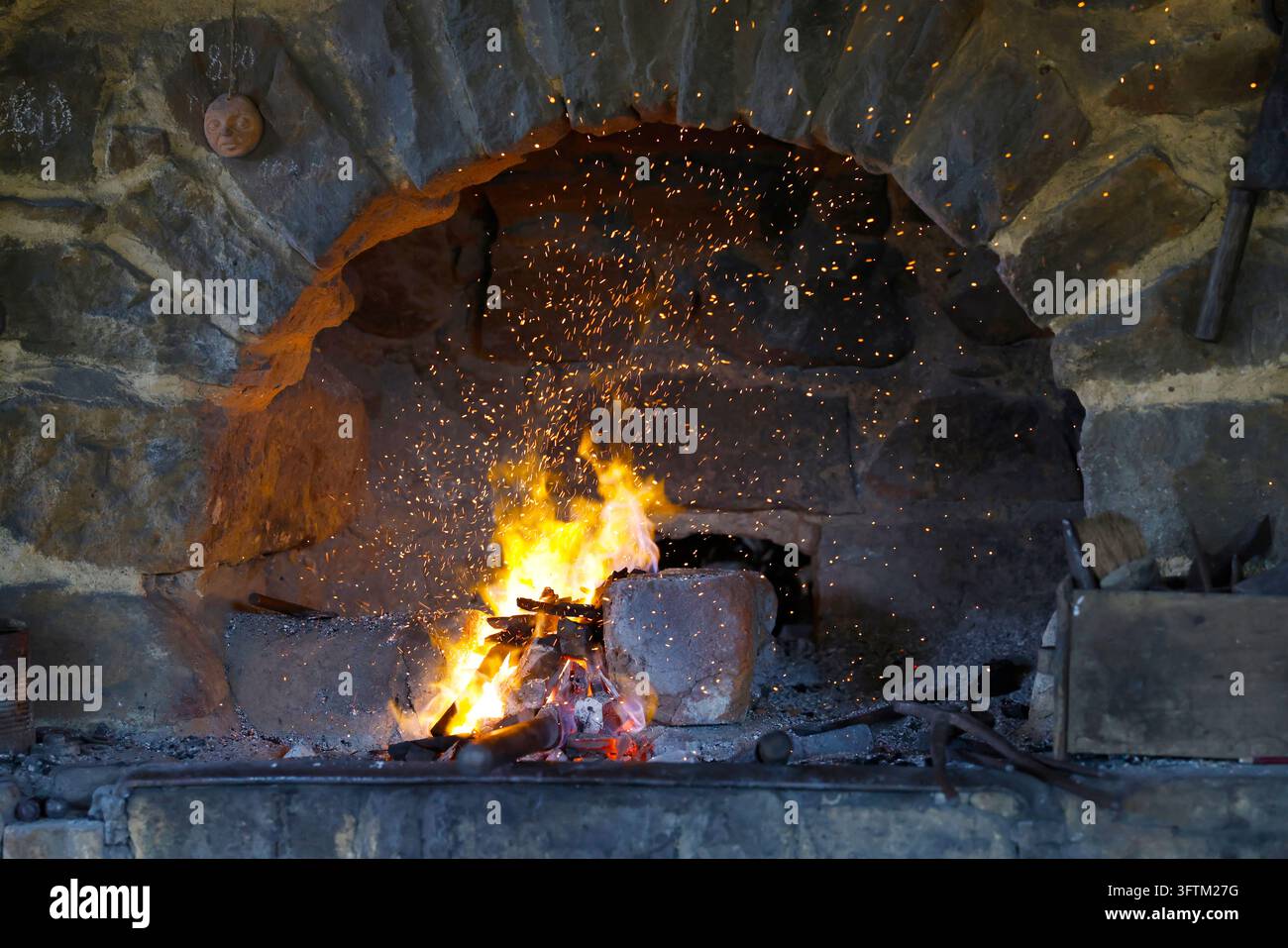 Die traditionelle Schmiedewerkstatt auf der mittelalterlichen Baustelle des Guédelon-Schlosses. Treigny, Frankreich. Stockfoto