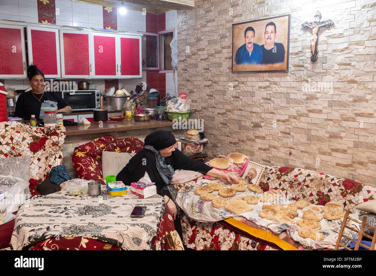 Das Moqattam-Viertel in Kairo, Ägypten. Das Moqattam-Viertel in Kairo, Ägypten. In einer Familienwohnung arrangiert eine ältere Frau frisch gebackene Stockfoto