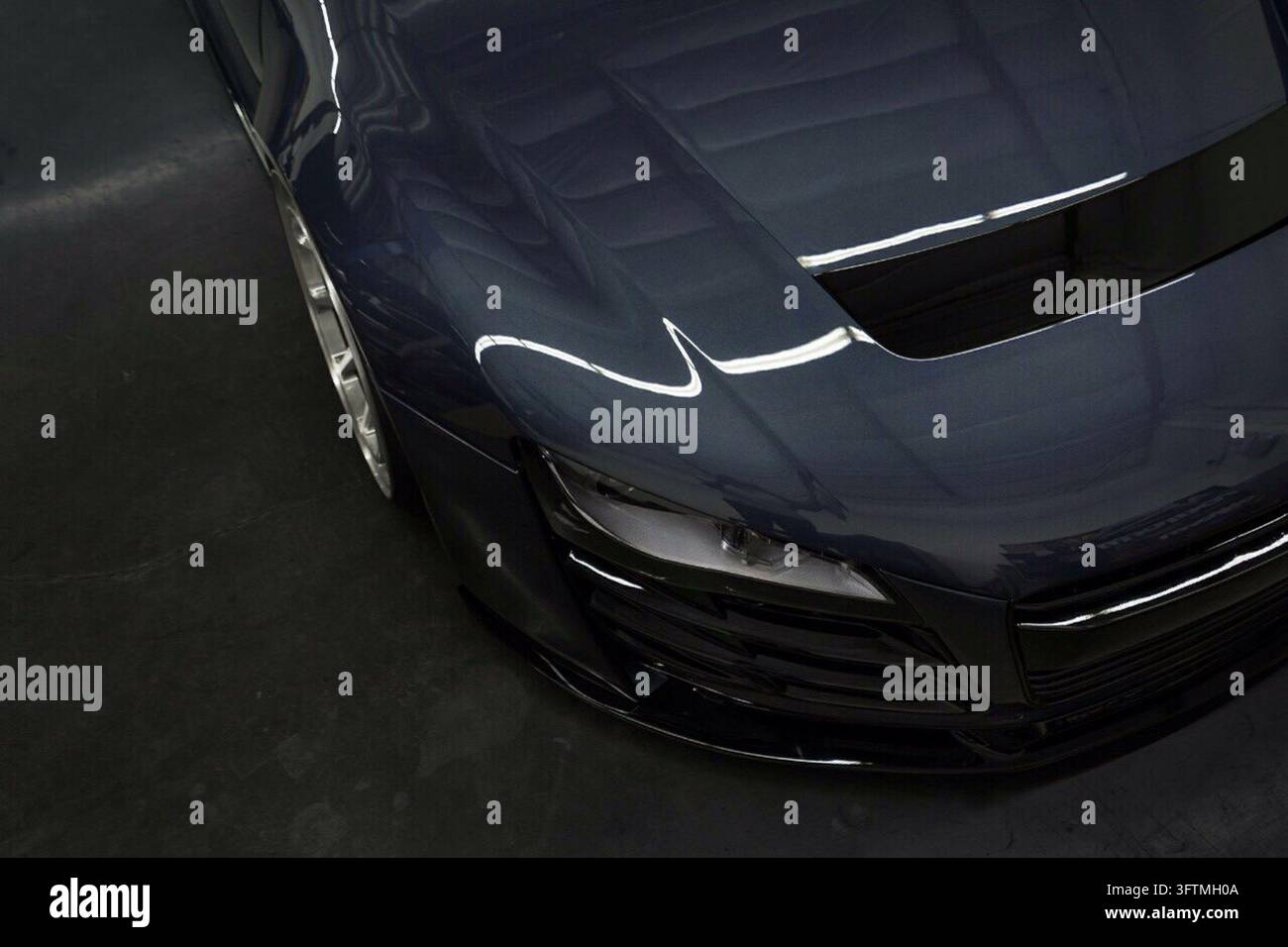 Nahaufnahme eines Audi R8 Sportwagens in einer dunklen Garage Stockfoto