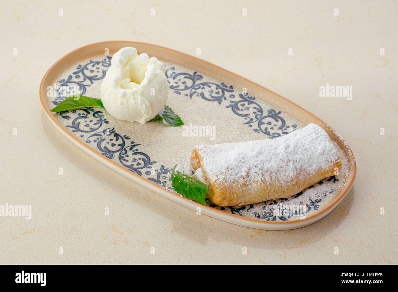 Eleganter Pastetenstrudel mit Vanilleeis und Minze Stockfoto