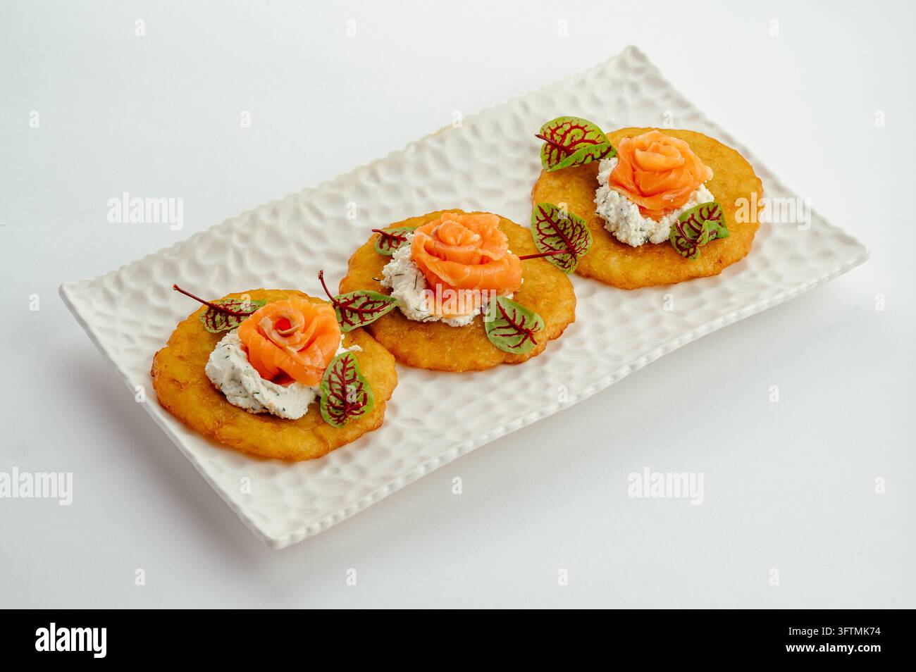 Elegante Lachs-Rose-Canapés auf Kartoffel Pommes Stockfoto