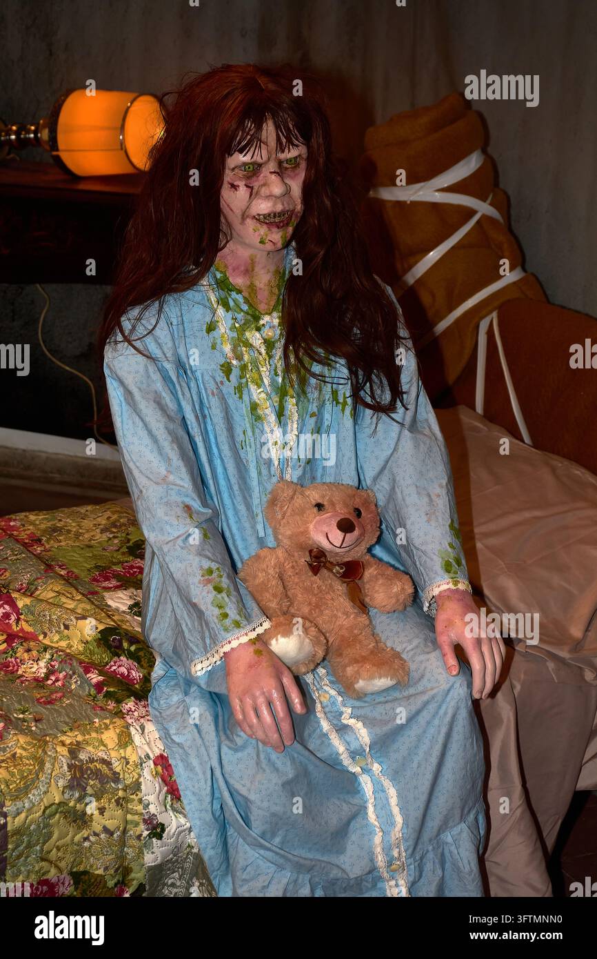 Sitges, Spanien - 10. Oktober 2026: Indoor-Redaktionsaufnahme einer Filmausstellungsanzeige mit einem gruseligen Dämonenpuppenmodell für Halloween und Horror-Themen Stockfoto