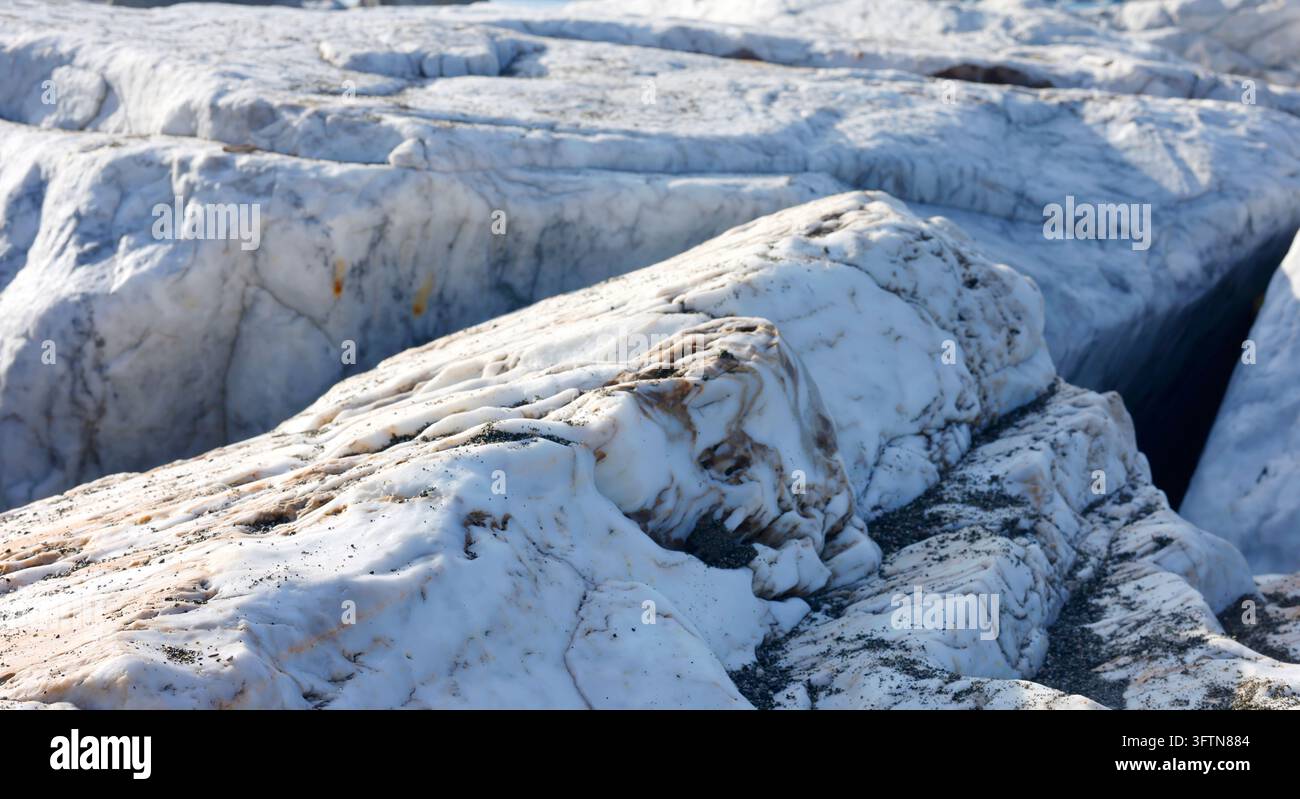 Natürliche weiße Marmorsteintextur geologischer Hintergrund rohe Steinoberfläche. Gebrochene metamorphe Mineralbildung raue Küstenaufschlüsse Muster Stockfoto