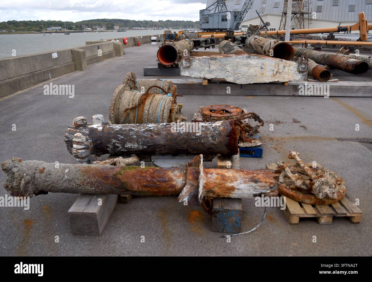 die drei Masten aus dem Wrack der SS Richard Montgomery, einem Liberty-Schiff aus dem Zweiten Weltkrieg, das 1944 in der Themse-Mündung vor Sheerness sank, während s Stockfoto