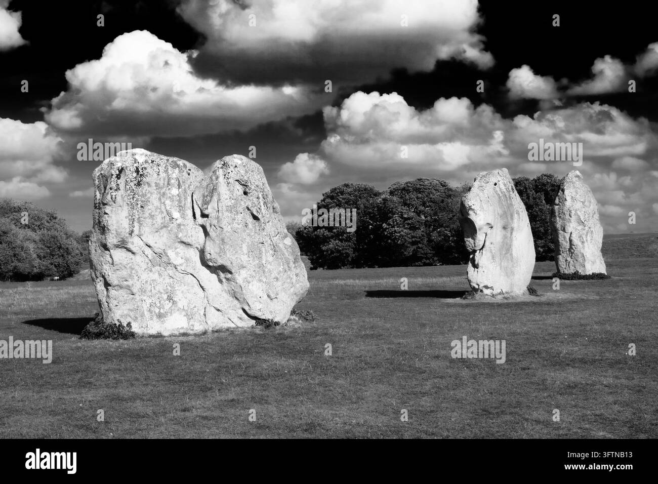 Dramatische Schwarz-Weiß-Landschaft der Steine des Steinkreises von Avebury, Wiltshire, UK Stockfoto