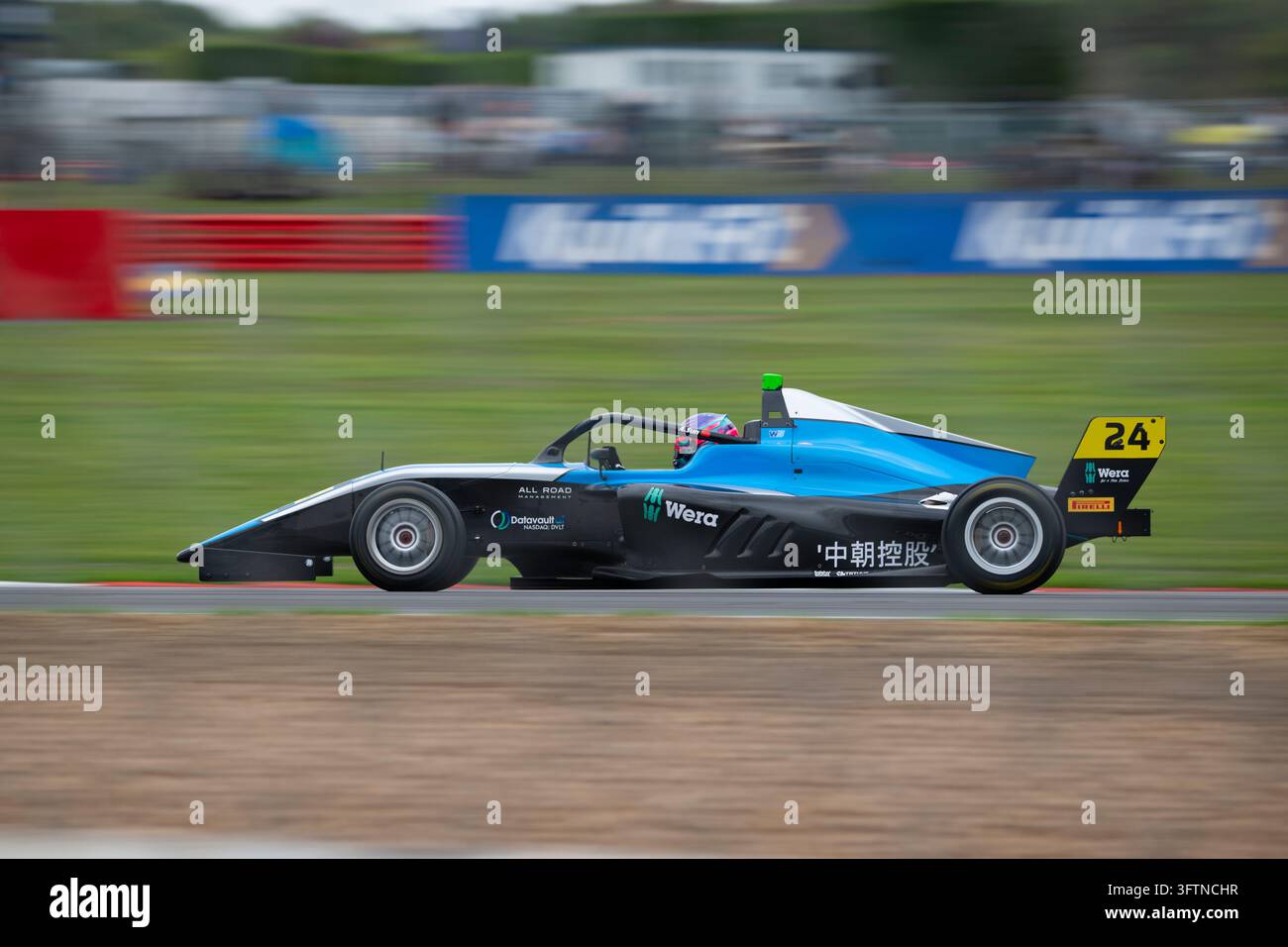 Sun Anzhe in seinem Argenti Motorsport F4-Rennwagen verlässt Luffield auf der Silverstone-Rennstrecke in Großbritannien Stockfoto