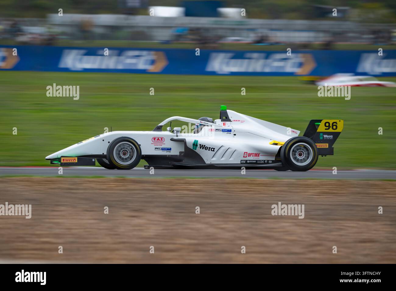 Jackson Wolny in seinem Xcel Motorsport F4-Rennwagen verlässt Luffield auf der Silverstone-Rennstrecke in Großbritannien Stockfoto