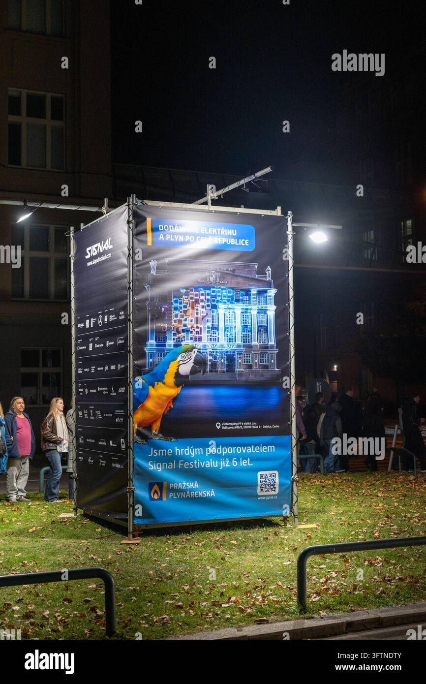 Ein beleuchtetes Informationsschild des Signal Festival 2026 zeigt den Sponsor Pražská plynárenská neben dem visuellen Branding der Veranstaltung. Stockfoto