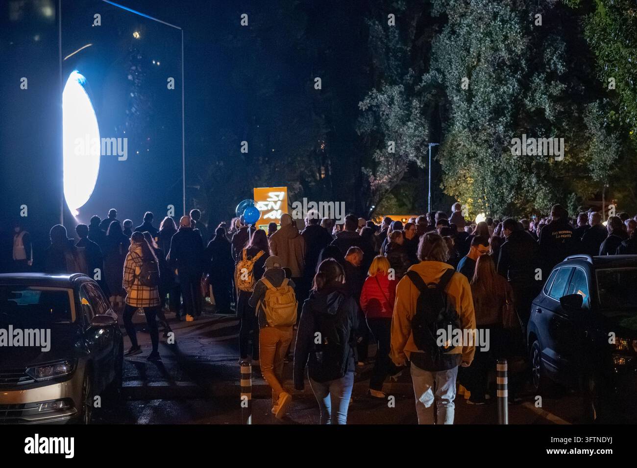 Menschenmassen versammeln sich um ein großes beleuchtetes kreisförmiges Kunstwerk, das im Freien während des Signal Festivals 2026 im Prager Stadtteil Dejvice ausgestellt ist. Stockfoto
