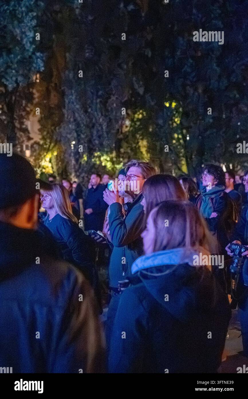 Besucher beobachten eine Lichtinstallation während des Signal Festivals 2026, wobei einige das Spektakel mit ihren Smartphones aufzeichnen. Stockfoto