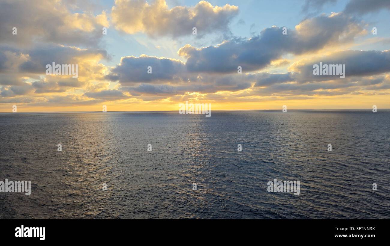 Wo der Himmel auf das Meer trifft - Smartphone-aufgenommenes Stockfoto