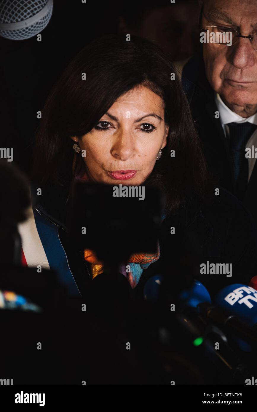 Paris, Frankreich – 19. Februar 2019: Die Bürgermeisterin von Paris, Anne Hidalgo, spricht während einer Kundgebung gegen Antisemitismus mit Journalisten. Stockfoto